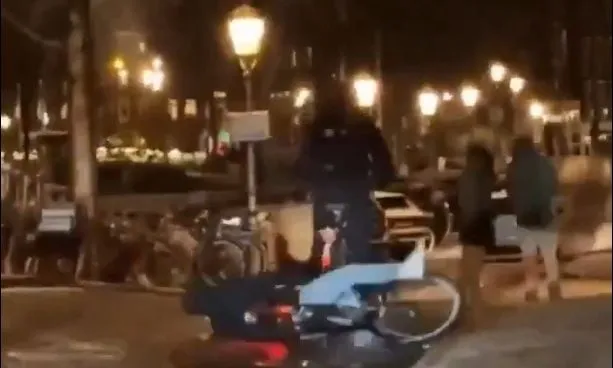 Mot i ftohtë në Holandë, rrugët e Amsterdamit shndërrohen në “pistë patinazhi”, pamjet bëhen virale