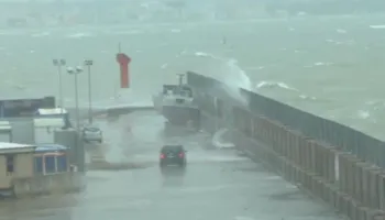 Mot i keq “çmend” detin në Vlorë, dallgë deri në 2.5 metra, Kapiteneria ndalon daljen e peshkarexhave në det