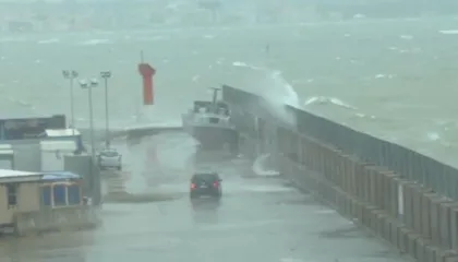 Mot i keq “çmend” detin në Vlorë, dallgë deri në 2.5 metra, Kapiteneria ndalon daljen e peshkarexhave në det