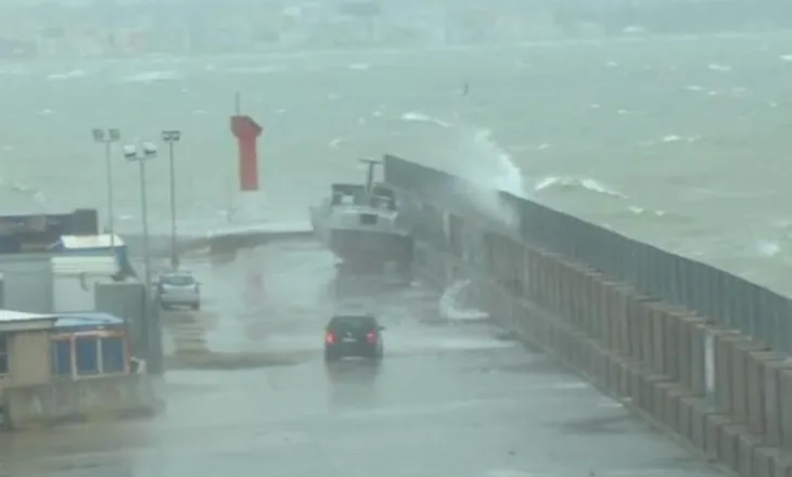 Mot i keq “çmend” detin në Vlorë, dallgë deri në 2.5 metra, Kapiteneria ndalon daljen e peshkarexhave në det