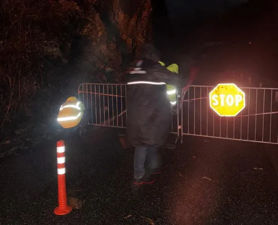 Mot i keq në Shkodër, rrëshqitjet e dherave bllokojnë aksin Prekal-Ura e Shtrenjtë, apel për shmangie të qarkullimit