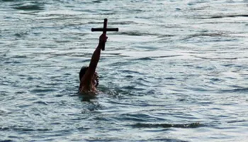 Moti anullon hedhjen e Kryqit në Durrës