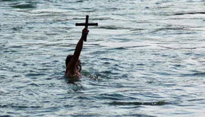 Moti anullon hedhjen e Kryqit në Durrës