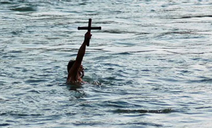 Moti anullon hedhjen e Kryqit në Durrës