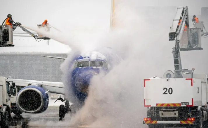 Moti ekstrem godet SHBA, mijëra familje pa energji elektrike, mbi 13 mijë fluturime të anuluara