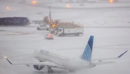 Moti ekstrem paralizon lindjen e SHBA-së: Vdekje, ndërprerje energjie dhe kaos në ajër