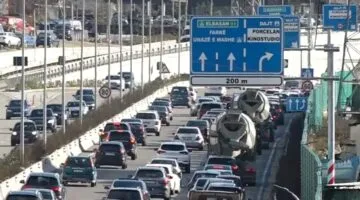 Moti i ftohtë zbardhi Dajtin/ Radhë kilometrike makinash për të parë dëborën, bllokohen disa akse rrugore në Tiranë