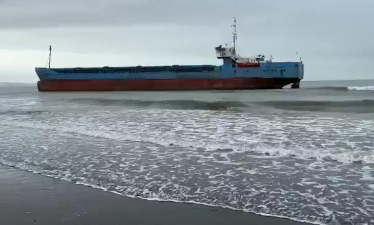 Moti i keq, anija me flamurin e Tanzanisë mbetet e bllokuar pranë bregut të Tales në Lezhë