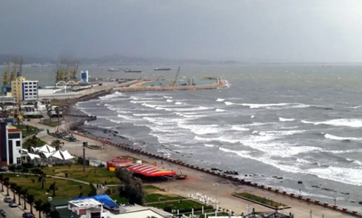 Moti i keq, anulohet lundrimi i tragetit Vlorë-Brindisi