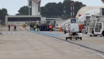 Moti i keq anuloi fluturimin për Tiranë, La Repubblica: Pasagjerët shqiptarë protestojnë në aeroportin e Brindisi