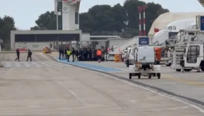 Moti i keq anuloi fluturimin për Tiranë, La Repubblica: Pasagjerët shqiptarë protestojnë në aeroportin e Brindisi