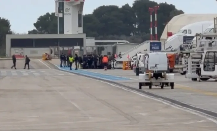 Moti i keq anuloi fluturimin për Tiranë, La Repubblica: Pasagjerët shqiptarë protestojnë në aeroportin e Brindisi