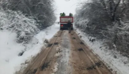 Moti i keq bllokon automjete në zonat malore të Elbasanit, autoritetet apelojnë për kujdes