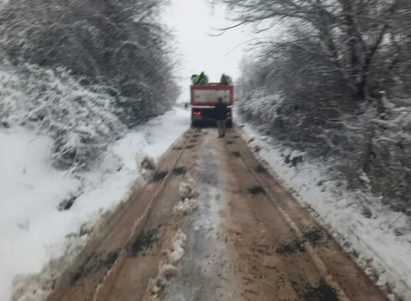 Moti i keq bllokon automjete në zonat malore të Elbasanit, autoritetet apelojnë për kujdes