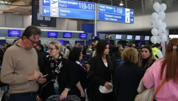 Moti i keq dhe temperatura të ulëta, mbyllen aeroportet në disa qytete evropiane