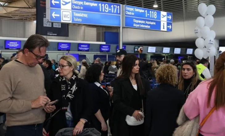 Moti i keq dhe temperatura të ulëta, mbyllen aeroportet në disa qytete evropiane