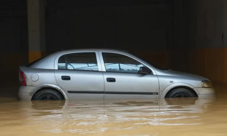 Moti i keq gjunjëzon Kosovën/ Përmbytje, dëme dhe pezullim i mësimit
