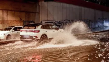 Moti i keq godet këtë vend/ Rrugët kthehen në lumenj, rrjedha e ujit merr para makinat