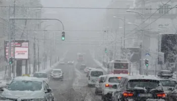 Moti i keq godet Serbinë, reshjet e borës dhe shiut vështirësojnë qarkullimin e mjeteve