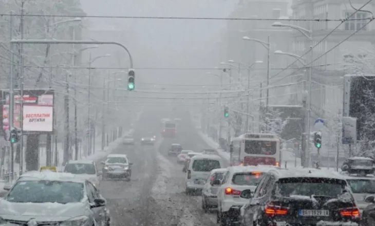 Moti i keq godet Serbinë, reshjet e borës dhe shiut vështirësojnë qarkullimin e mjeteve