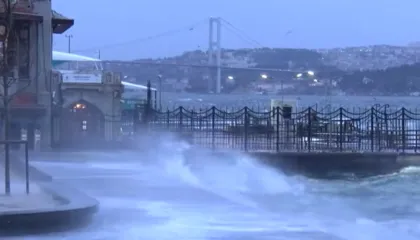 Moti i keq godet Stambollin, anulohen fluturimet dhe lundrimet me traget