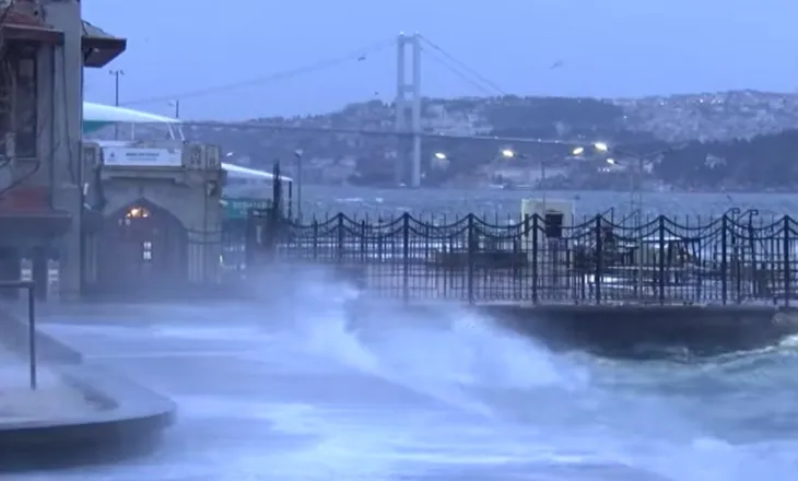 Moti i keq godet Stambollin, anulohen fluturimet dhe lundrimet me traget