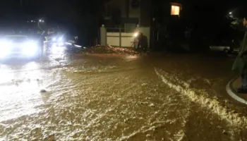 Moti i keq, ‘godet’ vendin/ Shënohen dy viktimat e para, rrugë të bllokuara dhe ndërprerje të energjisë në disa zona