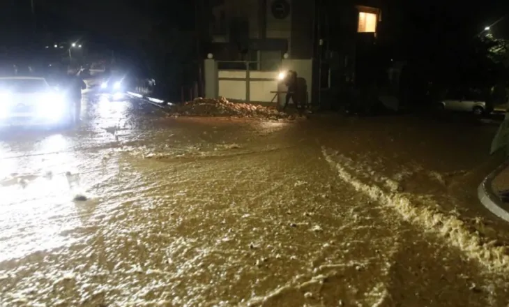 Moti i keq, ‘godet’ vendin/ Shënohen dy viktimat e para, rrugë të bllokuara dhe ndërprerje të energjisë në disa zona