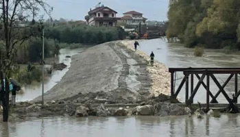 Moti i keq/ Lumi Vjosa del nga shtrati te tregu pranë Urës së Mifolit, niveli i ujit arrin në 6.8 m