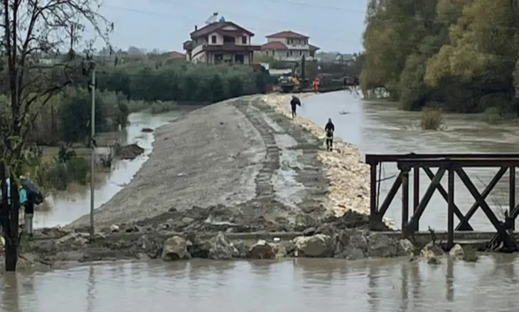 Moti i keq/ Lumi Vjosa del nga shtrati te tregu pranë Urës së Mifolit, niveli i ujit arrin në 6.8 m