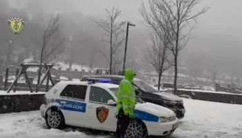 Moti i keq me shi dhe dëborë, policia apel drejtuesve të mjeteve: Tregoni kujdes gjatë qarkullimit