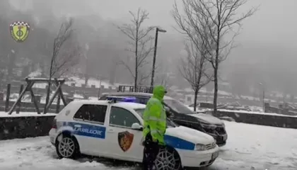 Moti i keq me shi dhe dëborë, policia apel drejtuesve të mjeteve: Tregoni kujdes gjatë qarkullimit