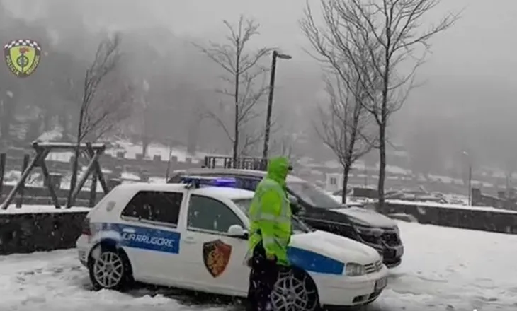 Moti i keq me shi dhe dëborë, policia apel drejtuesve të mjeteve: Tregoni kujdes gjatë qarkullimit