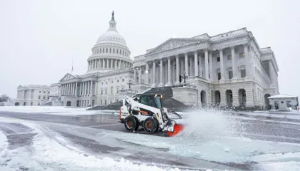 Moti i keq me temperatura të acarta përfshin SHBA-në, Shtëpia e Bardhë mbulohet nga dëbora