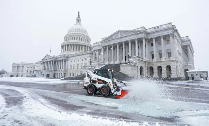 Moti i keq me temperatura të acarta përfshin SHBA-në, Shtëpia e Bardhë mbulohet nga dëbora