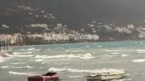Moti i keq, ndalohet lëvizja e mjeteve të vogla dhe të peshkimit në Portin e Vlorës