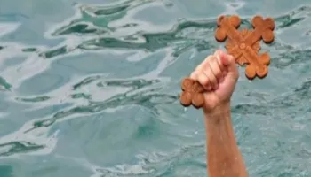 Moti i keq ndërpret traditën, nuk hidhet Kryqi në detin Adriatik pas 20 vitesh