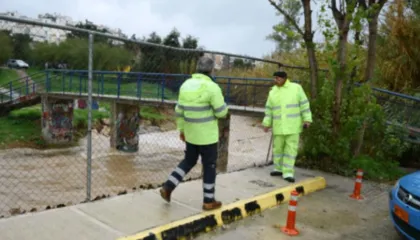 Moti i keq në Athinë/ Evakuohen banorët e 6 shtëpive, vijon rreziku nga reshjet