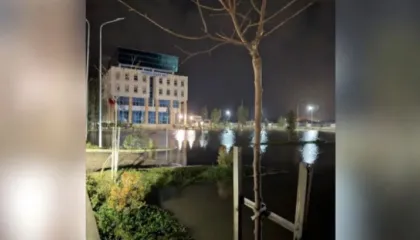 Moti i keq në Durrës, oborri i Universitetit ‘Aleksandër Moisiu’ kthehet në ‘pishinë’