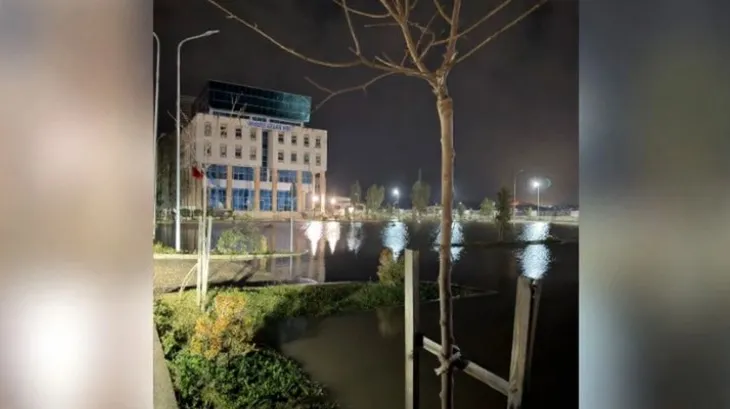 Moti i keq në Durrës, oborri i Universitetit ‘Aleksandër Moisiu’ kthehet në ‘pishinë’