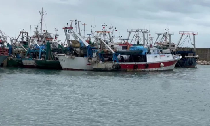 Moti i keq në Durrës, pezullohet lundrimi i anijeve