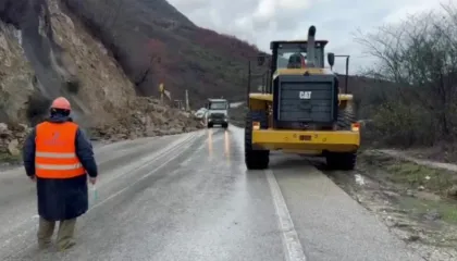 Moti i keq në Gjirokastër, disa njësi të qarkut ende pa energji elektrike. Rënia e inerteve bllokon rrugën…