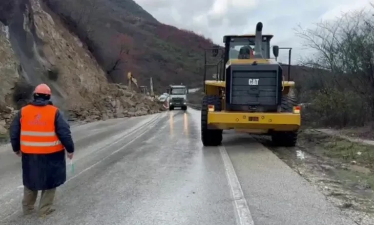 Moti i keq në Gjirokastër, disa njësi të qarkut ende pa energji elektrike. Rënia e inerteve bllokon rrugën…