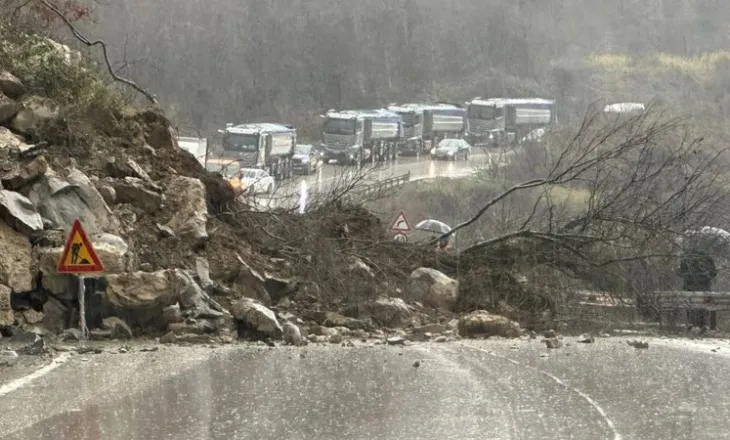 Moti i keq në Gjirokastër. Rrëshqitje dherash dhe bllokim rrugësh