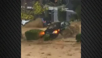 Moti i keq në Greqi, humb jetën një grua pasi u mor nga uji dhe u përplas nga një makinë (Video)