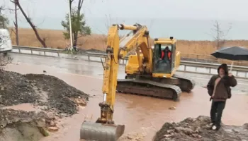 Moti i Keq në Korçë / Problemi kryesor, rrëshqitja e dherave. Disa rrugë në fshatra të bllokuara