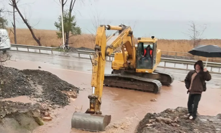 Moti i Keq në Korçë / Problemi kryesor, rrëshqitja e dherave. Disa rrugë në fshatra të bllokuara