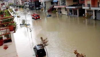 Moti i keq në Kosovë shkakton përmbytje, shtyhet nisja e procesit mësimor