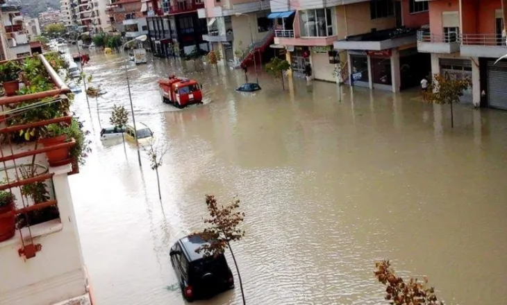 Moti i keq në Kosovë shkakton përmbytje, shtyhet nisja e procesit mësimor