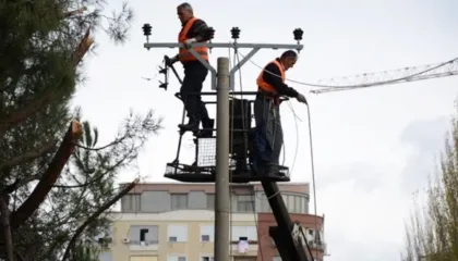 Moti i keq në Kukës, disa fshatra probleme me energjinë elektrike